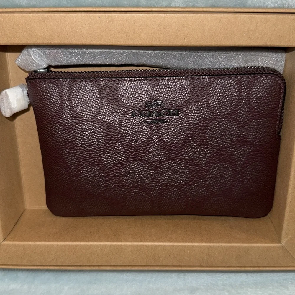Coach corner zip
